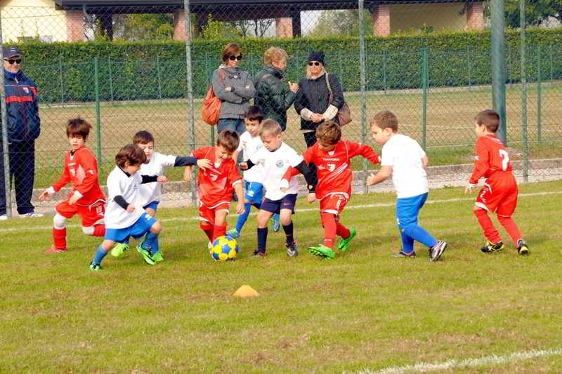 Alcuni mini-atleti della Mantovana Junior impegnati in un mini-torneo sul campo di Angeli